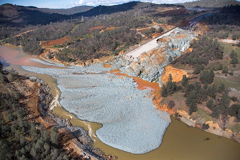 File:Oroville Dam spillway debris in Feather River 27 February 2017.jpg