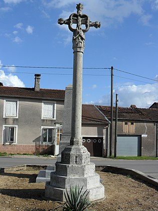 PA00107293.Croix de chemin dans le village de Sandaucourt.jpg