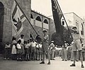 קדטים נושאים את דגלי החבל הימי ובית הספר ביום הים 1949.