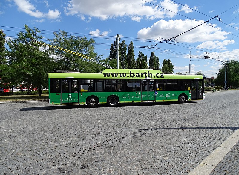 File:Pardubice, náměstí Jana Pernera, hlavní nádraží, trolejbus.jpg