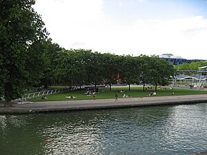 Paris Parc de La Villette Canal de l'Ourcq.jpg