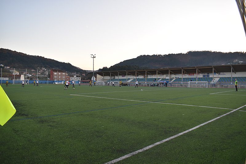 File:Partido de fútbol de veteranos no Estadio de San Pedro de Marín.jpg