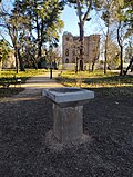 Miniatuur voor Bestand:Pedestal cósmico del Retiro.jpg