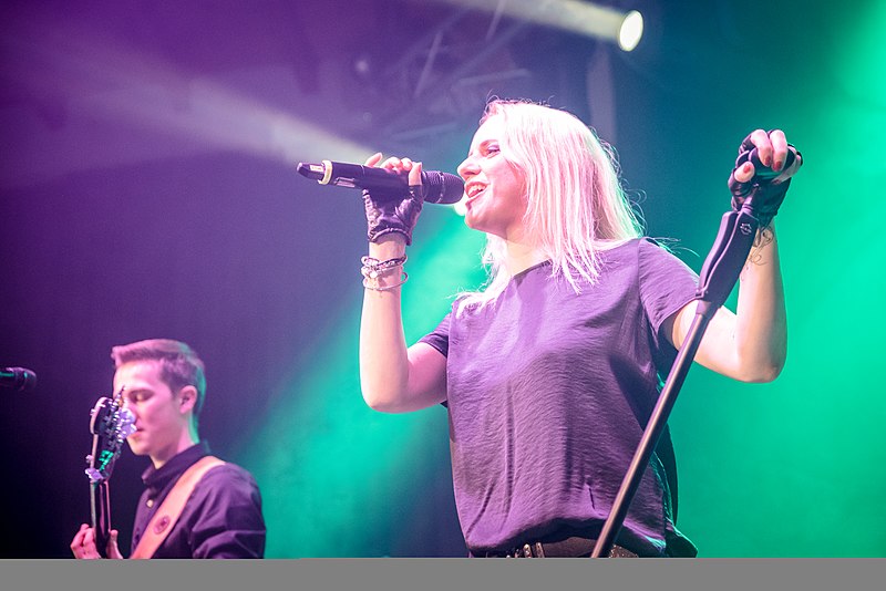 File:Petra Williams live (2019).jpg