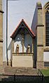 Deutsch: Pfarrkirche St. Nikolaus in Wolbeck im Mai 2016, kreuzigungsgruppe rechts neben dem seitlcihen Eingang