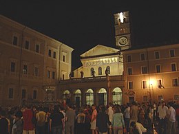 Piazza santa maria in trastevere nightlife.jpg