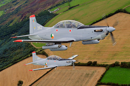 Pilatus PC-9M du Corps aérien irlandais avec deux nacelles d'armement (2013)