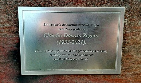 Placa en banca conmemorativa en homenaje a Claudio Donoso Zegers.