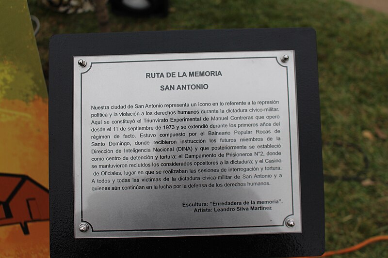 File:Placa recordatoria en plaza que se encuentra afuera del regimiento de Tejas Verdes, Llolleo.jpg