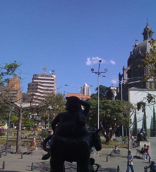 File:Plaza Botero.jpg