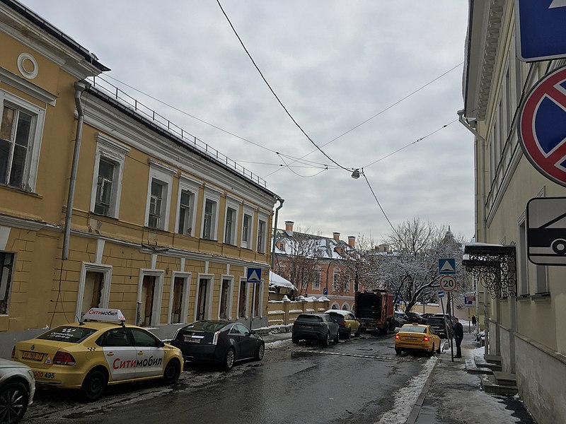 File:Pokrovka Street, Moscow 2019 - 4565.jpg