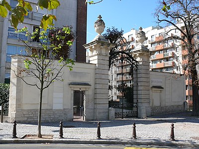 Rue du Séminaire-de-Conflans, le portail d'entrée du château disparu.