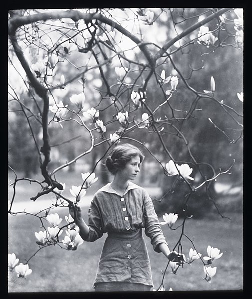 File:Portrait photograph of Edna St. Vincent Millay LOC agc.7a10216.jpg