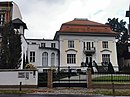 Haus Herzfeld mit Resten des Vorgartens, Staffagemauer und Einfriedung