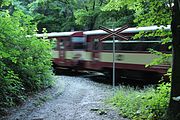 Čeština: Vlak na železniční přejezdu v pražském lesoparku Cibulka.