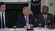 Fichier : Le président Trump dirige une séance d'écoute avec les PDG de la fabrication.webm