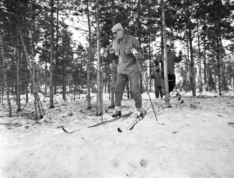 File:President Urho Kekkonen is skiing 1950 (JOKAMT2He01P-1).tif