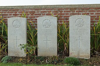 Trois tombes de soldats australiens.
