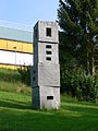 Skulptur im Park der Gewerblichen Schule Ravensburg: Nikolaus Kernbach: [schichtweise]:1, 2005, Material: Gneis Calanca, Maße: 415 x 114 x 120, siehe auch Homepage des Künstlers