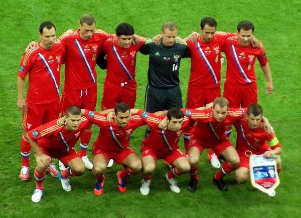 Équipe type de la Russie à l'Euro 2012. De gauche à droite et de haut en bas : Ignashevitch, Berezutsky, Jirkov, Malafeev, Shirokov, Zyrianov, Denisov, Kerjakov, Dzagoev, Anyukov, Arshavin. La plupart de ces joueurs ont été présents à l'Euro 2008.