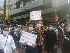 Le salut à trois doigts, symbole de la protestation.