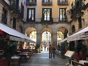 Restaurants at Plaza Reial.jpg