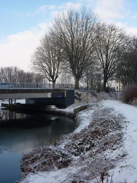 File:Riverbank towards Yarmouth Road bridge - geograph.org.uk - 1655592.jpg