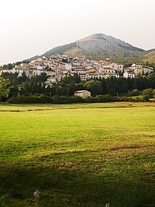 Rivisondoli bajo la luz del atardecer.jpg