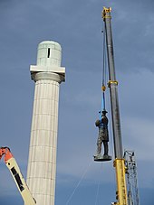 The Robert E. Lee monument in New Orleans being lowered, May 19, 2017