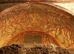 Rom, Domitilla-Katakomben, Fresko "Christus und die 12 Apostel" und Christussymbol "Chi Rho" 1.jpg