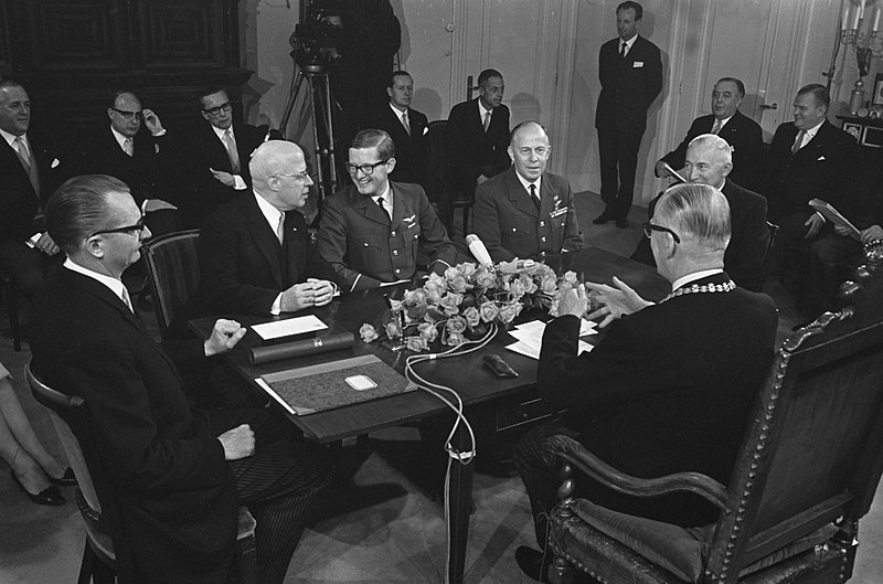 File:Rond de tafel vlnr. een bode, L. Beel, mr. Pieter van Vollenhoven, A.B. Wolff, w, Bestanddeelnr 921-2710.jpg