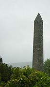 Menara melingkar Irlandia, menara lonceng, di Glendalough, Irlandia, c. 900 Masehi