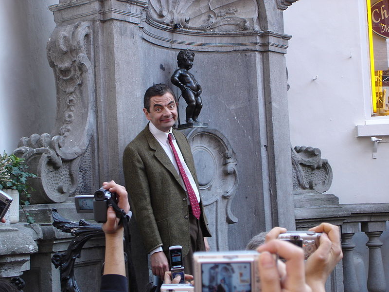 File:Rowan Atkinson and Manneken Pis (2).jpg