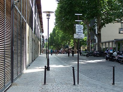 Comment aller à Rue François Truffaut en transport en commun - A propos de cet endroit