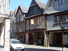 Rue de la Poterie avec ses maisons à porches.