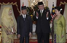 President Susilo Bambang Yudhoyono and Yang di-Pertuan Agong Tuanku Abdul Halim with their wives in Istana Merdeka, Jakarta. SBY dan Tuanku Abdul Halim 04-12-2012.jpg