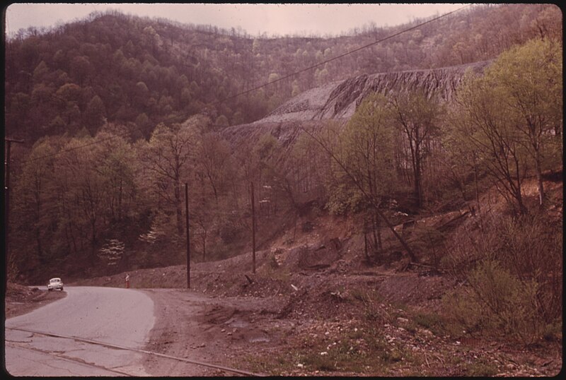 File:SLAG HEAP ON BUFFALO CREEK NEAR MAN AND LOGAN, WEST VIRGINIA. AN EARTHEN DAM GAVE WAY ON THIS STREAM IN THE EARLY... - NARA - 556432.jpg