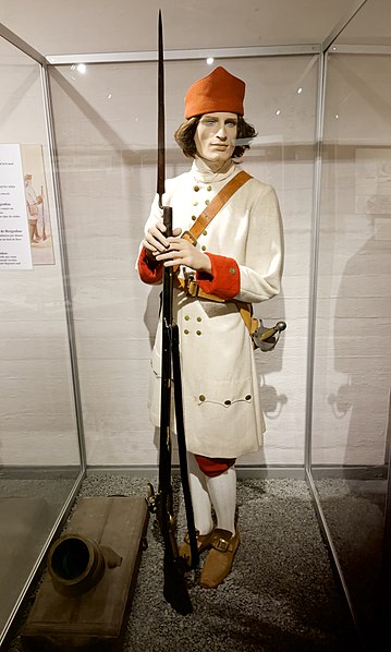 File:SOLDAT 1709 Bergenhusiske infanteriregiment (soldier infantry regiment) Uniform hvit frakk røde oppslag kabuss Flintlåsgevær (flintlock rifle) bajonett soldatkårde M1701 Bergenhus festningsmuseum Military Museum Bergen Norway.jpg