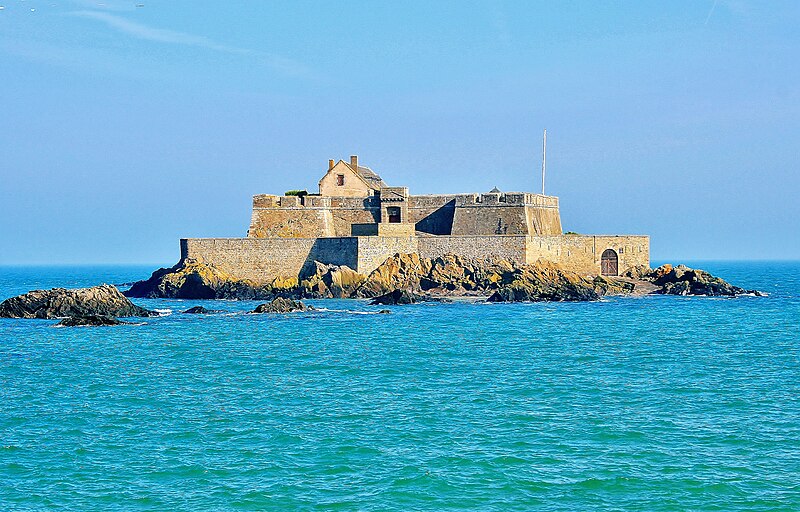 File:Saint Malo. Le fort national.jpg