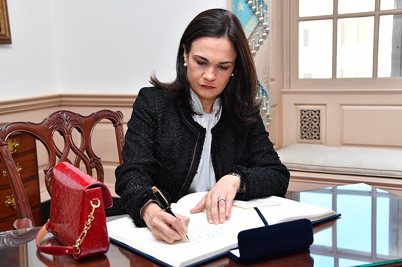 File:Secretary of State Pompeo shakes hands Panamanian Vice President and Foreign Minister Isabel Saint Malo (46073053435).jpg