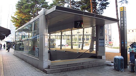 Seoul metro Dongdaemun station entrance 07 20181126 090832