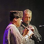 Shirzad Fataliyev (mélodie) à gauche et Shohrat Aliyev (bourdon) jouant des hautbois balaban (duduk pour les arméniens), Concert Les bardes ashiq du Shirvan Azerbaïdjan, Festival Les Orientales (Saint-Florent-Le-Vieil).jpg