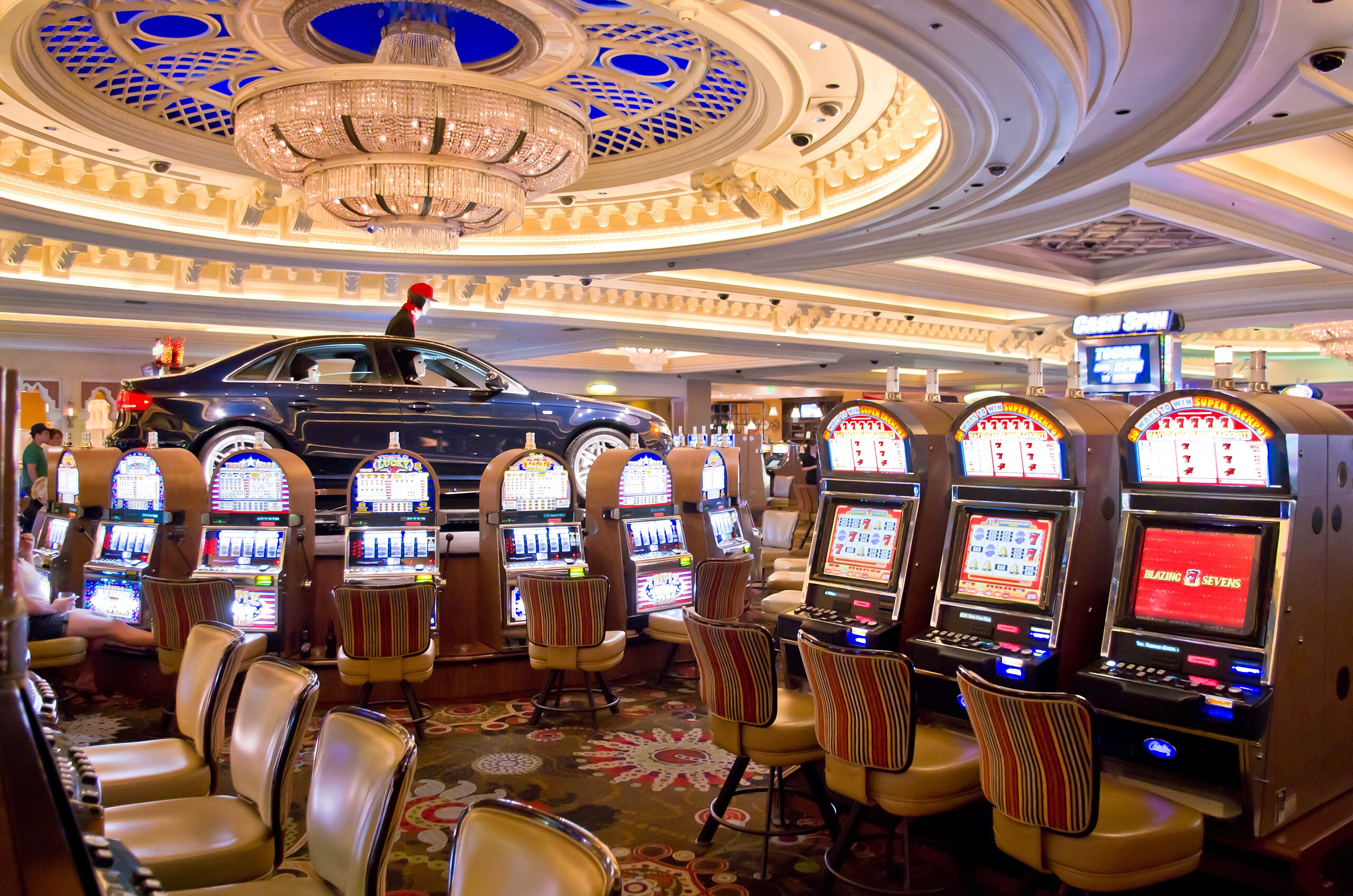 2560px-Slot_machines_Bellagio.jpg