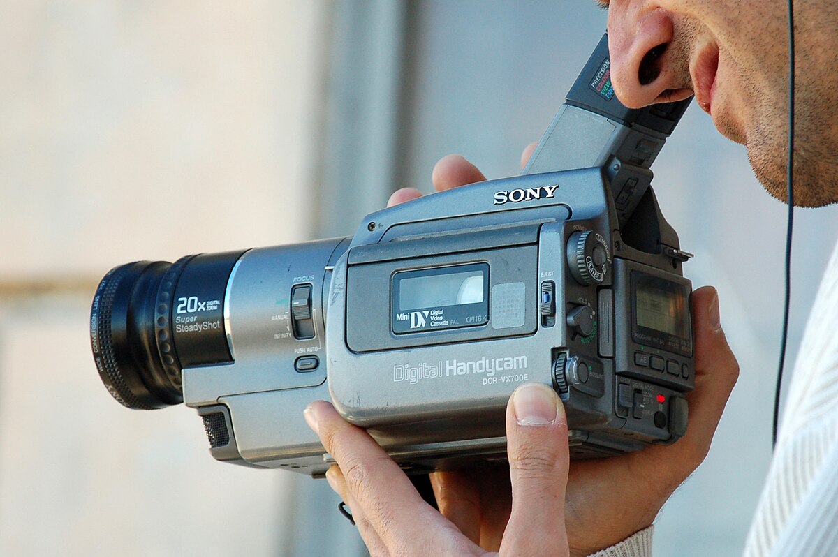 File:Sony Handycam DCR-VX700E MiniDV camcorder.jpg Wikimedia