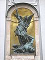 O grupo de bronze da fachada com São Miguel matando o diabo, Hubert Gerhard, 1588