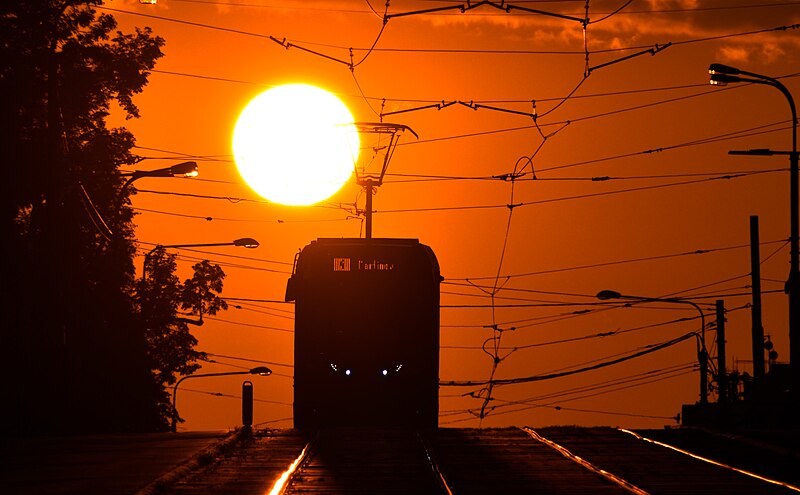 Soubor:Stadler Tango NF2 during sunrise.jpg