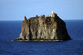 Otra vista del islote, donde se aprecia el faro.