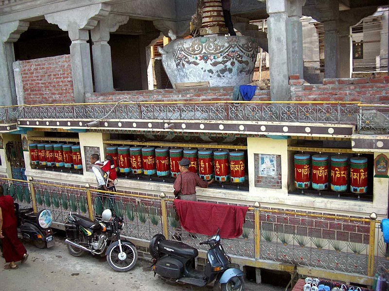 File:Stupa & prayer wheels. Main street, McLeod Ganj.jpg