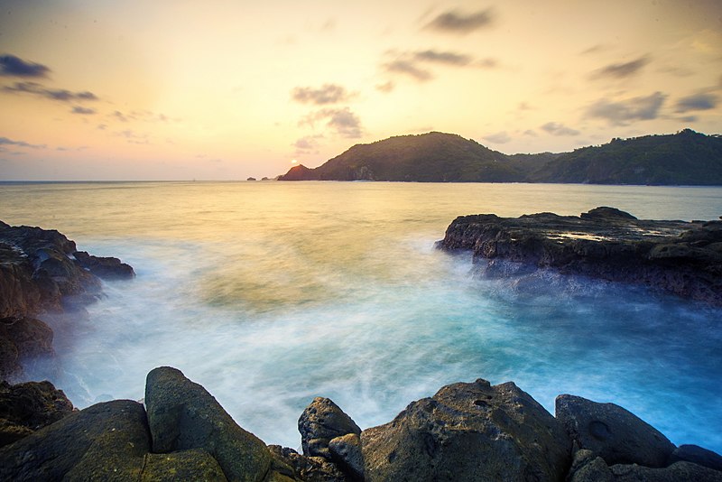 File:Sunset di Pantai Wediombo.jpg