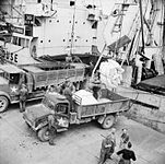 荷物の積み込みを行うベッドフォードOYD カーゴトラック型。1944年、ノルマンディー。